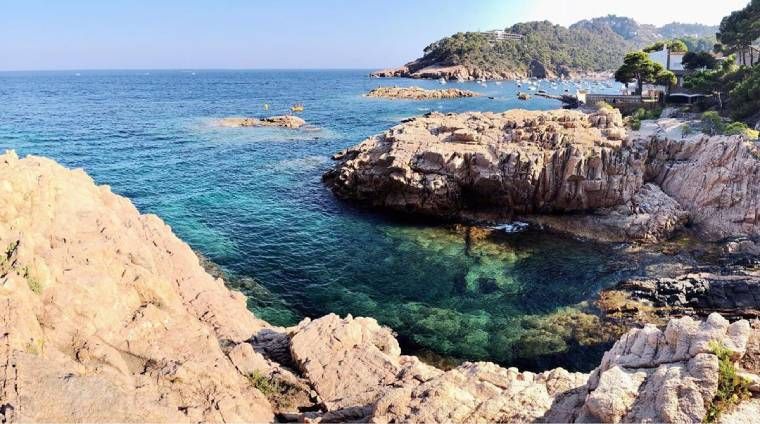 Cala de rocas con agua turquesa en la costa de Begur, cerca de la piscina Es Cau