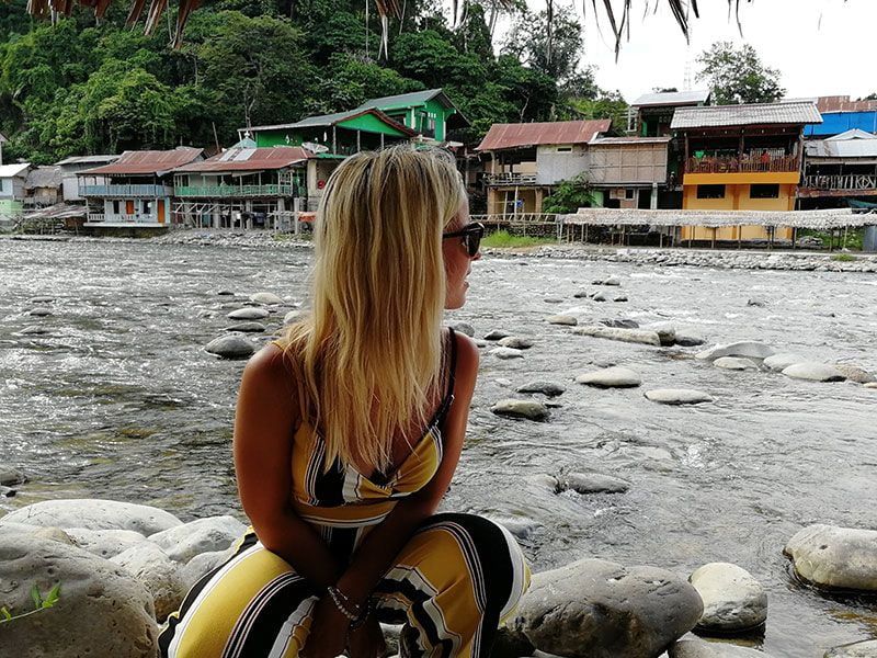 bukit lawang pueblo de la isla de indonesia